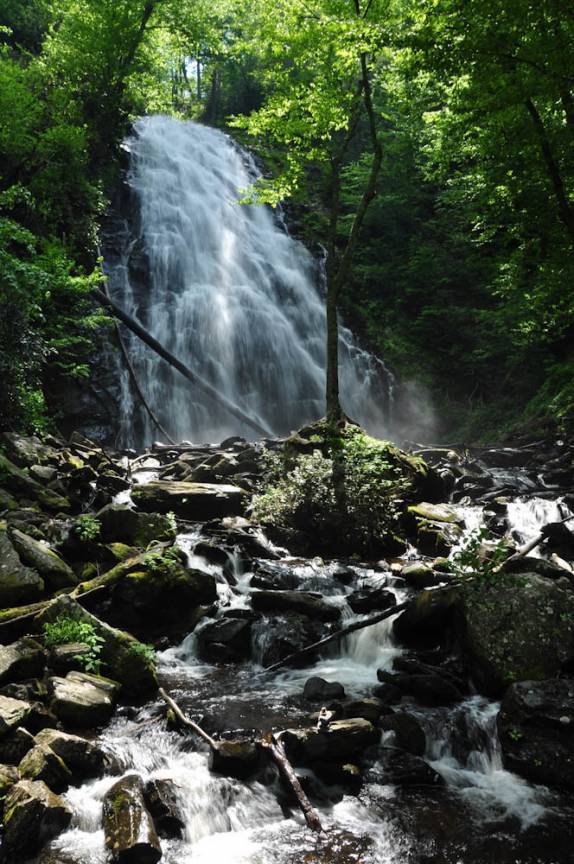 Uma das muitas cachoeiras ao longo da Blue Ridge Parkway, na Carolina do Norte - Estados Unidos